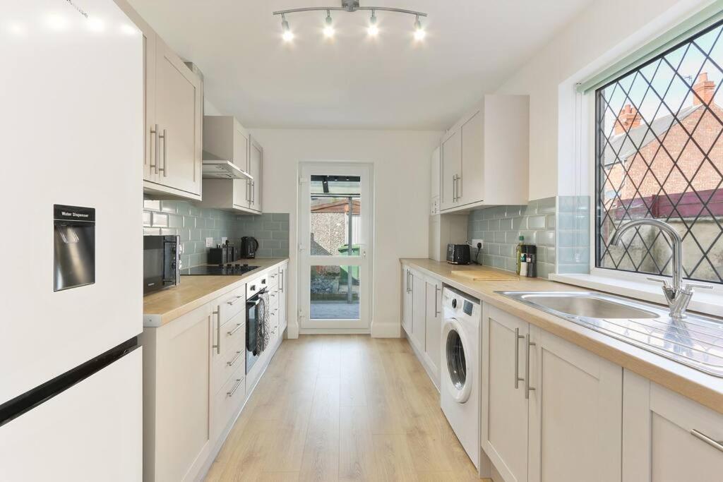 Modern Home Near Alexandra Dock Great Coates Екстер'єр фото